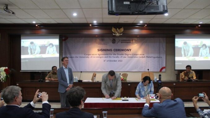 Penandatanganan perjanjian kerja sama antara Dekan Fakultas Hukum Universitas Gadjah Mada, Dahliana Hasan, S.H., M.Tax., Ph.D., dan President of the University of Groningen, Prof. Jouke de Vries di Ruang III.1.1 Fakultas Hukum UGM pada Senin, 31 Oktober 2022