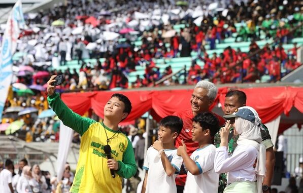 Gubernur Jawa Tengah Ganjar Pranowo menghadiri puncak peringatan Hari Anak Nasional Kota Magelang di Stadion Moch Soebroto, Sabtu, 12 November 2022