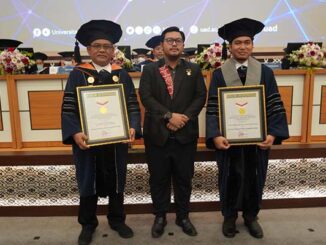 Penyerahan piagam MURI kepada Universitas Ahmad Dahlan UAD dan Prof. Dr. Rully Charitas Indra Prahmanam (paling kanan). (Dok. Humas UAD)