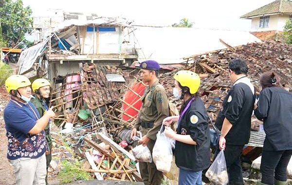 Unika Atma Jaya mengirimkan mahasiswa dan tim tanggap darurat bencana ke Cianjur.(Dok. Unika Atma Jaya)