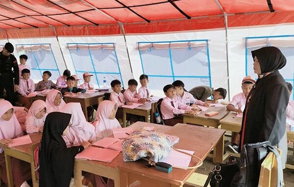 Anak-anak di Cianjur yang terdampak gempa belajar di tenda. (Ist.)