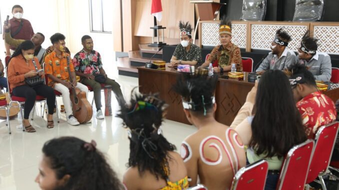 Gubernur Jawa Tengah Ganjar Pranowo bersama mahasiswa asal Papua