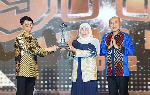 Gubernur Jawa Timur, Khofifah Indar Parawansa (tengah) dalam SMA Awards 2022. (DOk.Puspresnas)