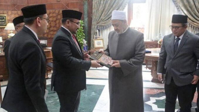 Menag Yaqut bersilaturahim dengan Grand Syekh Al-Azhar di Kairo. (Dok.Kemenag)