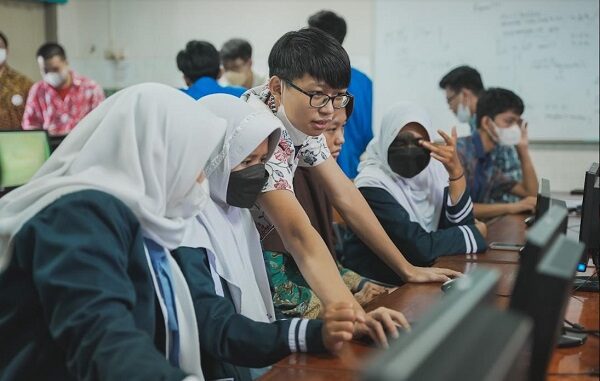 Theodore Alvin Tanjaya menjadi tutor informatika