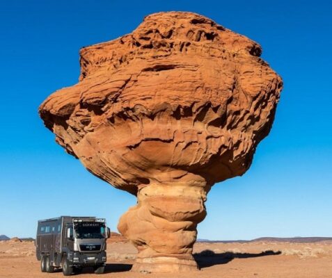 Batu Jamur di gurun Al Ula, Saudi Arabia (KalderaNews/ig @tracksaroundtheworld)