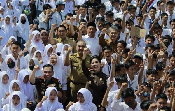 Para pelajar SMKS Karya Bangsa Nusantara, SMKS Yapisda Cisoka dan SMKS Mandiri 2 Balaraja melakukan di acara Penandatanganan Deklarasi Damai Pelajar bertempat di Sekolah Menengah Kejuruan Swasta (SMKS) Yapisda Cisoka Kabupaten Tangerang Banten pada Senin, 16 Januari 2023