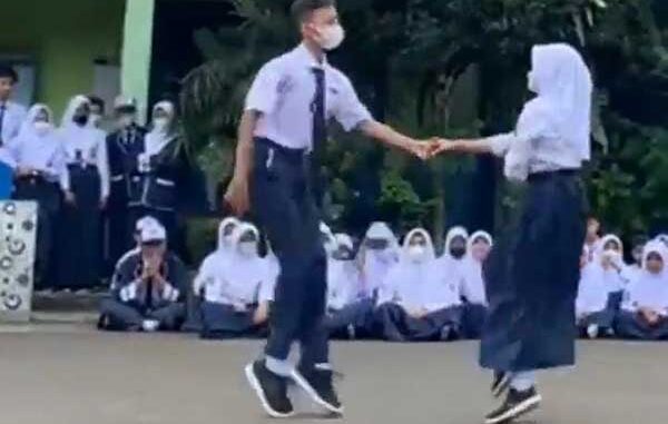 Siswa dan siswi SMPN 1 Ciawi berdansa di halaman sekolah. (Dok.Sekolah)