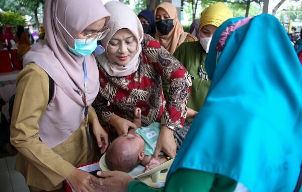 Penanganan bayi di Kelurahan Semper Barat, Cilincing, Jakarta Utara, pada Selasa, 31 Januari 2023