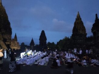 Umat Hindu Indonesia melaksanakan persembahyangan Hari Suci Siwaratri dengan khidmat di Candi Prambanan pada Jumat, 20 Januari 2023
