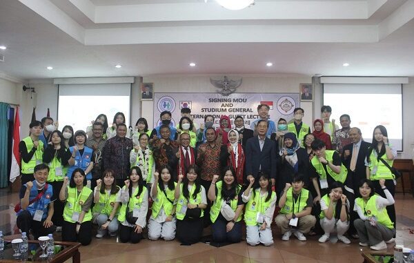 Sebanyak 7 professor, 13 staf dan 20 mahasiswa Shinhan University Korea di Universitas Sahid Jakarta (USAHID)