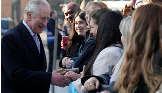 Raja Charles III saat mengunjungi kampus UEL London (The Mirror)