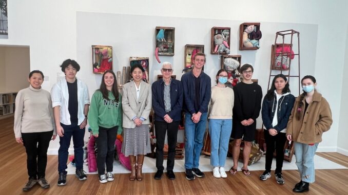 Jennifer (keempat dari kiri) dengan sejumlah mahasiswa University of Sydney dan pemilik 16albermarle gallery, John Cruthers (tengah). (Sydney.edu.au)
