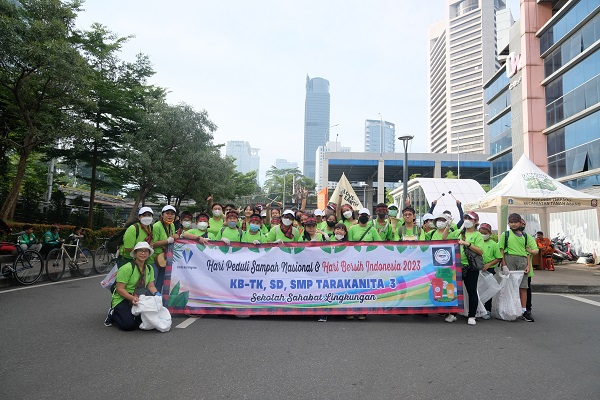 Sekolah Tarakanita 3 ambil bagian di Hari Peduli Sampah Nsional (HPSN) 2023 bersamaan dengan Hari Bersih Indonesia (HBI) di Thamrin 10 Jakarta, Minggu, 19 Februari 2023