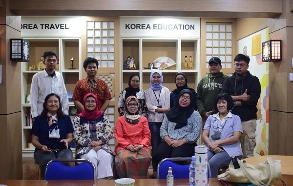 Mahasiswa Unas yang akan berangkat Ke Jepang foto bersama Dosen Sastra Jepang