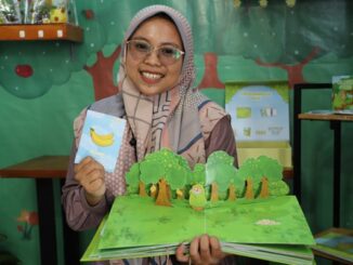 Salah satu mahasiswa Prodi Desain Komunikasi Visual (DKV) Universitas Islam Nahdlatul Ulama Jepara (Unisnu Jepara) yang ikut pameran hasil karya tugas akhir mereka pada 7-9 Februari 2023