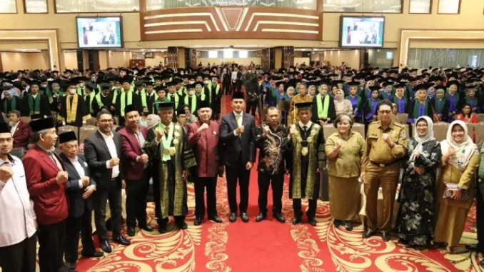 Wakil Gubernur Sumatera Utara Drs. H.Musa Rajekshah, M.Hum, Ketua Umum Pengurus Yayasan UISU Prof. Ismet Danial Nasution, Rektor UISU Dr. H. Yanhar Jamaluddin,M.AP bersama undangan dan wisudawan di Selecta Convention Hall Medan pada Selasa , 31 Januari 2023.