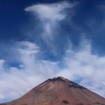 Awan Virga di atas Gunung Licancabur, Laguna Verde, Potosi, Bolivia. (KalderaNews/IG @miss___adventures)