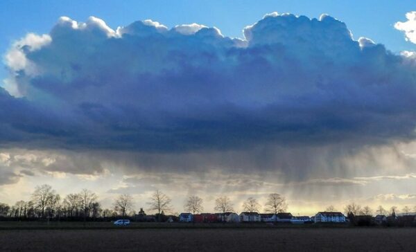 Awan cumulus mediocris virga (Cu med vir) di atas langit Freiburg im Breisgau, Jerman pada 25 Maret 2019. (KalderaNews/IG @whatsthiscloud)