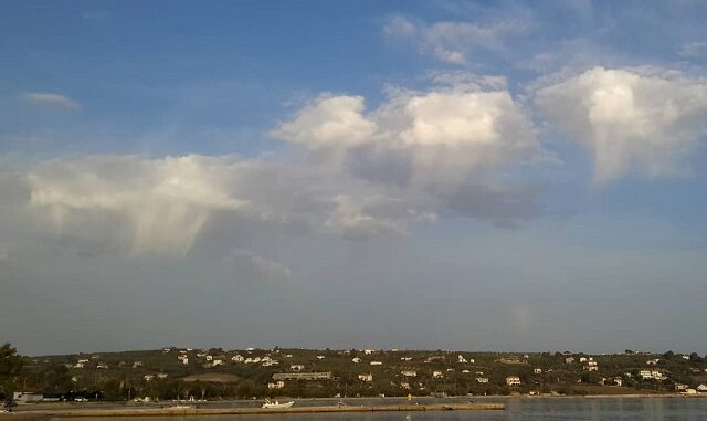 Awan virga atau awan ubur-ubur pada musim gugur 2021 di Methoni, Peloponnese, Yunani. (KalderaNews/IG @mamzelle_delices)