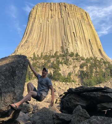 Berswafoto dengan latar Devils Tower menjadi daya tarik tersendiri. (KalderaNews/IG @jskinne)