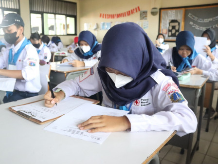 Peserta lomba palang merah remaja (PMR) yang digagas Palang Merah Indonesia (PMI) Kota Jakarta Selatan di SMKN 28, Jalan Maritim, Cilandak Barat, Cilandak, Jakarta Selatan, Minggu, 12 Maret 2023