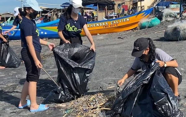 Peserta didik SMA Stella Duce 1 Yogyakarta membersihkan sampah yang berserakan di Pantai Depok “Pantai Bersih, Teduh, dan Rindang” pada Sabtu, 4 Maret 2023