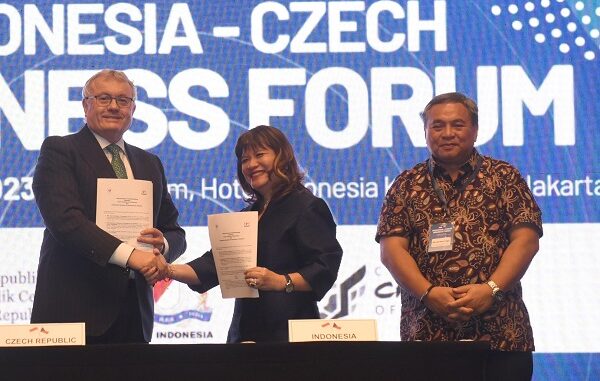 Presiden Kamar Dagang Ceko dan Presiden EuroChambres, Vladimír Dlouhý dan Wakil Ketua Umum Kadin, Shinta W Kamdani di acara Indonesia-Czech Business Forum di Hotel Indonesia Kempinski, Jakarta pada Selasa, 18 April 2023