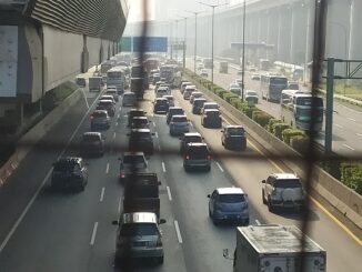 Kemacetan di Tol Dalam Kota arah Cikampek pada Rabu, 19 April 2023