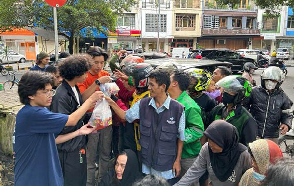 Siswa SMA Pangudi Luhur Jakarta turut menebar keberkahan bulan suci Ramadan dengan membagikan makanan kepada pejalan kaki, ojek online, serta pedagang. (Ist.)