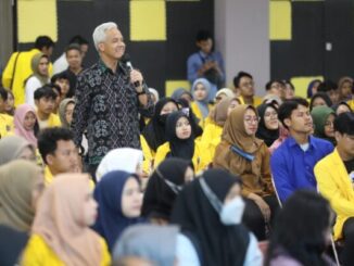 Ganjar Pranowo berinteraksi dengan mahasiswa Universitas Pancasakti (UPS) Tegal