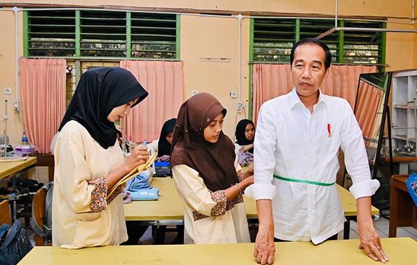 Presiden Jokowi pesan baju ke siswi SMK N 4 Jambi. (BPMI Setpres/Laily Rachev)