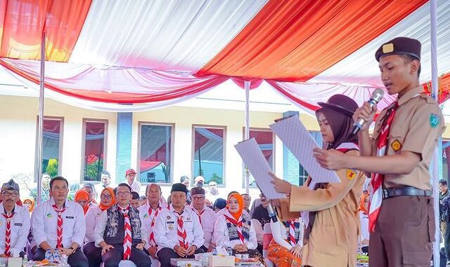 Gubernur Jabar, Ridwan Kamil, Kepala Dinas Pendidikan (Kadisdik) Jawa Barat, Wahyu Mijaya, Wakil Gubernur (Wagub) Jabar, Uu Ruzhanul Ulum, dan Bunda Literasi Jabar, Atalia Praratya mengikuti kegiatan Siaran Keliling (Sarling) di Kabupaten Bekasi ada Kamis, 15 Juni 2023, SMKS Telekomunikasi Telesandi Bekasi