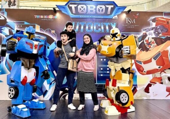 Bergaya bersama robot di Tobot Autocity Main Atrium Trans Studio Mall Cibubur (Foto IG @adhityaputri)