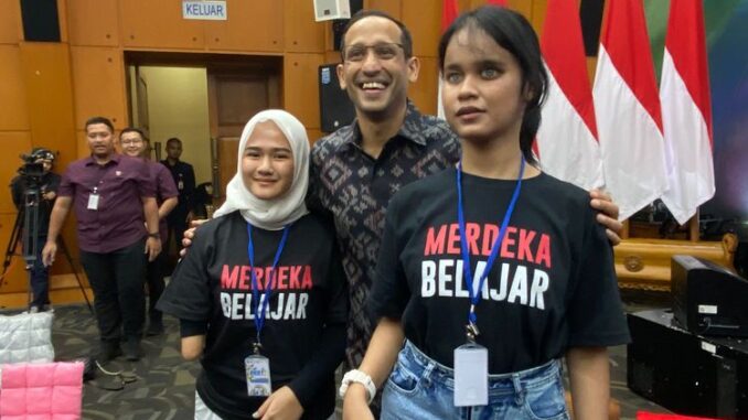 Mahasiswi Tuna Daksa Rts Kurnia Bersama Menteri Pendidikan (KalderaNews.com/lst.)