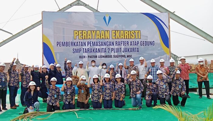 Acara pemberkatan pemasangan rafter atap gedung 5 lantai SMP Tarakanita 2 Pluit Jakarta pada Sabtu, 22 Juli 2023