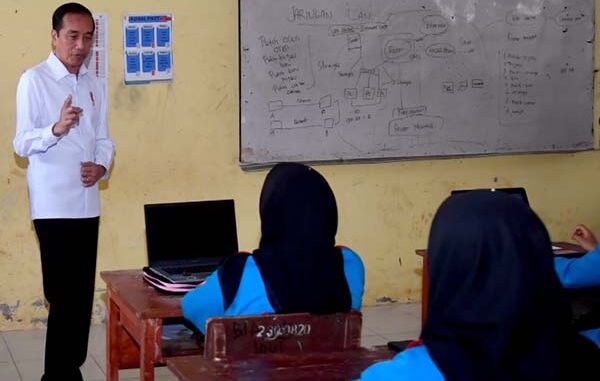 Presiden Joko Widodo meninjau aktivitas belajar mengajar di SMK Negeri 2 Bengkulu Tengah. (Foto BPMI Setpres/Rusman).