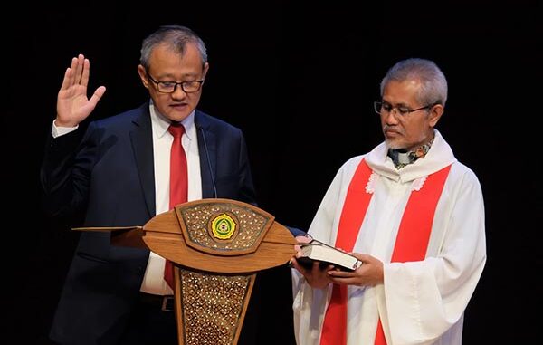 Profesor Tri Basuki resmi dilantik sebagai Rektor Universitas Katolik Parahyangan (Unpar) Bandung. (Dok.Unpar)