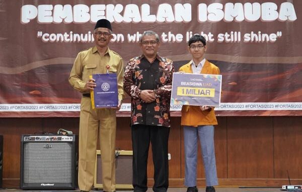 Universitas Ahmad Dahlan serahkan beasiswa Rp 1 miliar. (Dok.UAD)