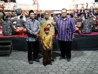 Rektor UMBY, Dr. Agus Slamet, S.TP., M.P., MCE , bersama Perwakilan Yayasan Wangsa Manggala Aryo Winoto S Pt Aryo Winoto, S.Pt saat penyerahan wayang gunungan pada Ki Catur Kuncoro