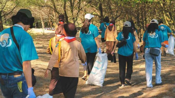 membersihkan pantai, serta menanam bibit pohon cemara laut di Pantai Cemara Cipanglay, Kabupaten Cianjur, Jawa Barat.