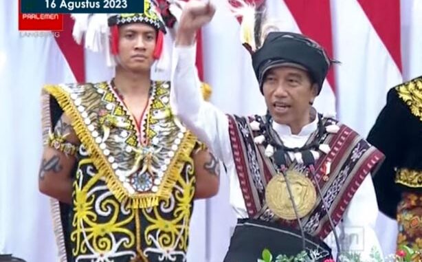 Presiden Joko Widodo mengenakan pakaian adat Tanimbar. (Ist)