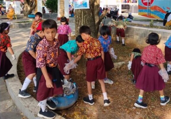 Pelajar SD Sint Carolus membersihkan Lapangan Merdeka Kota Bengkulu