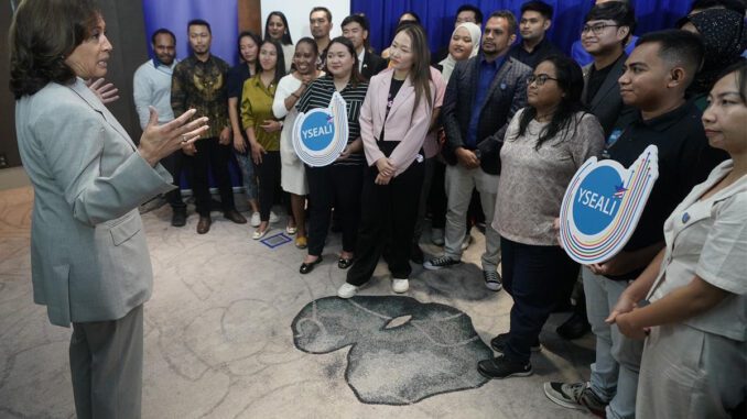 Wakil Presiden AS Kamala Harris berbincang dengan para pemimpin muda dari negara-negara anggota ASEAN dan Timor-Leste dalam forum Young Southeast Asian Leaders (YSEALI)