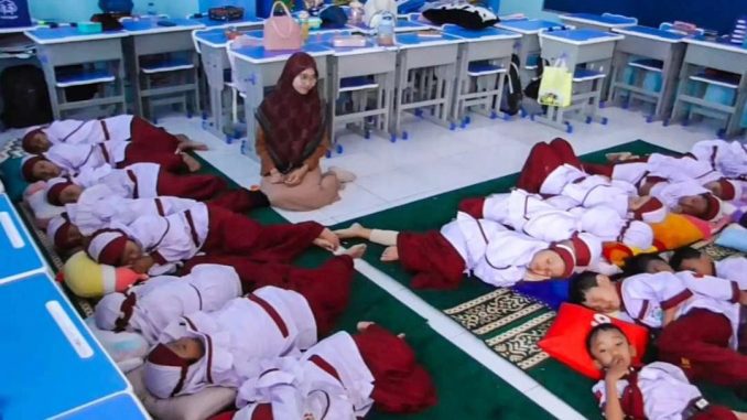 Para siswa SD Muhammadiyah 4 Zamzam di Sidoarjo sedang tidur siang di kelas. (Dok.Muhammadiyah)