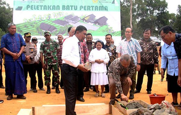 Peletakan batu pertama pembangunan asrama mahasiswa dan fasilitas pendidikan UNPAR. (Dok.Unpar)