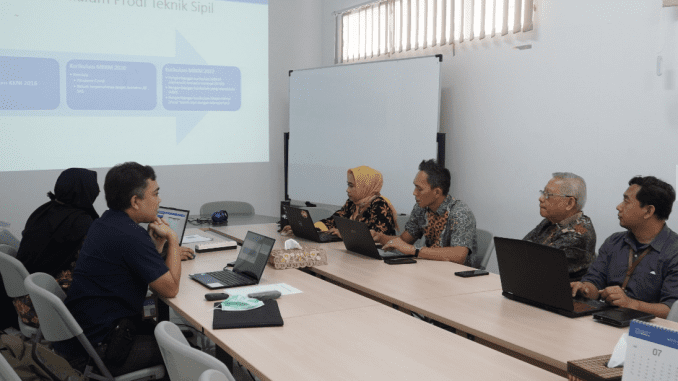 Studi banding Program Merdeka Belajar Kampus Merdeka (MBKM) Universitas Pembangunan Jaya (UPJ) Kota Tangerang Selatan ke Universitas Kristen Maranatha Bandung