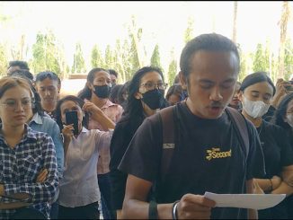 Sejumlah alumni Undana aksi di depan Rektorat Undana. (Dok.Undana)