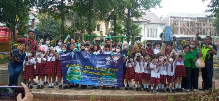 Sekolah Tarakanita Blok Barito bekerjasama dengan Kelurahan Kramat Pela memperingati Hari Ozon Sedunia 2023 dengan melakukan aksi menanam pohon di Taman Sambas pada Selasa 19 September 2023