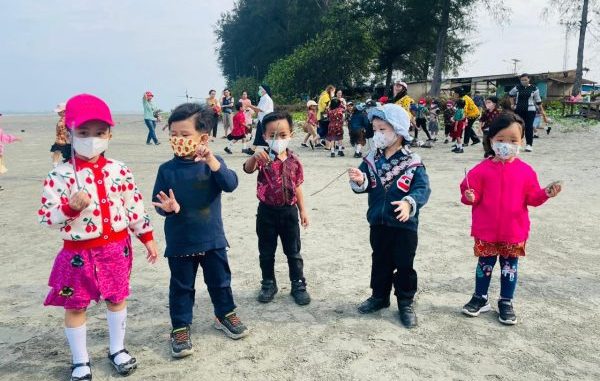 Peserta didik TK Sint Carolus Bengkulu melakukan kegiatan bersih-bersih Pantai Panjang dalam peringatan Hari Ozon Internasional pada Kamis, 14 September 2023